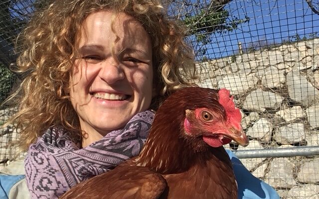 Nina e io. Una gallina amica.