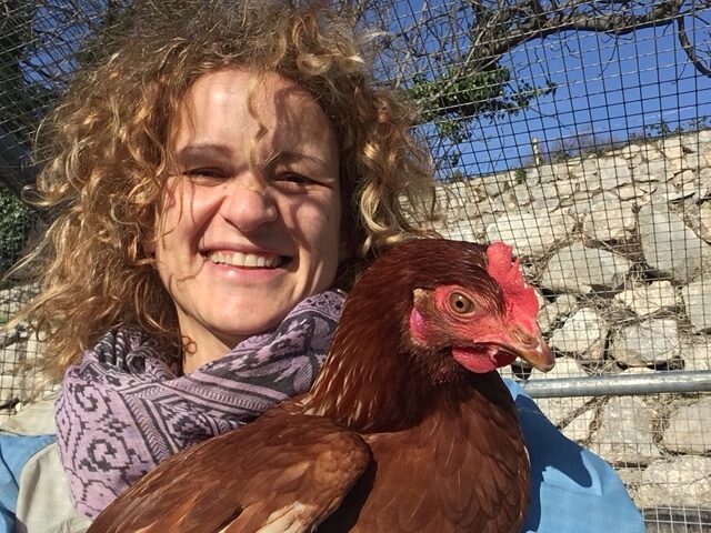 Nina e io. Una gallina amica.